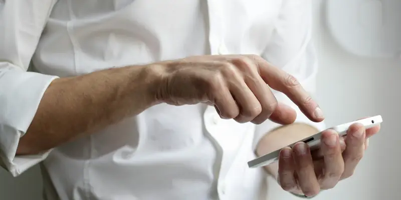 Person replying to a new lead on a smartphone