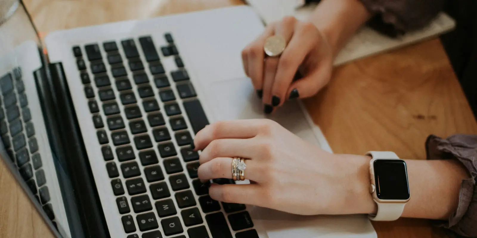 Writer drafting content on a laptop (E-E-A-T (Experience, Expertise, Authoritativeness, Trustworthiness))