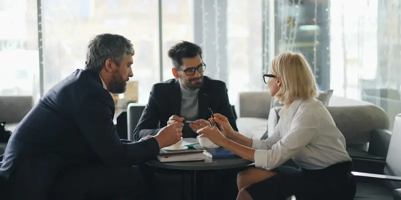 Insurance agent meeting clients: insurance agency marketing in the USA