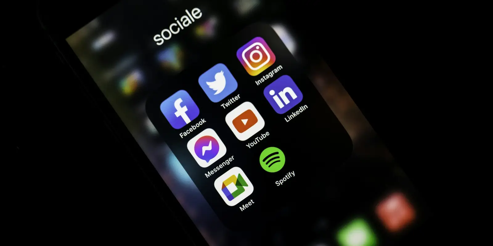 Smartphone showing social media apps (Retargeting (Remarketing))