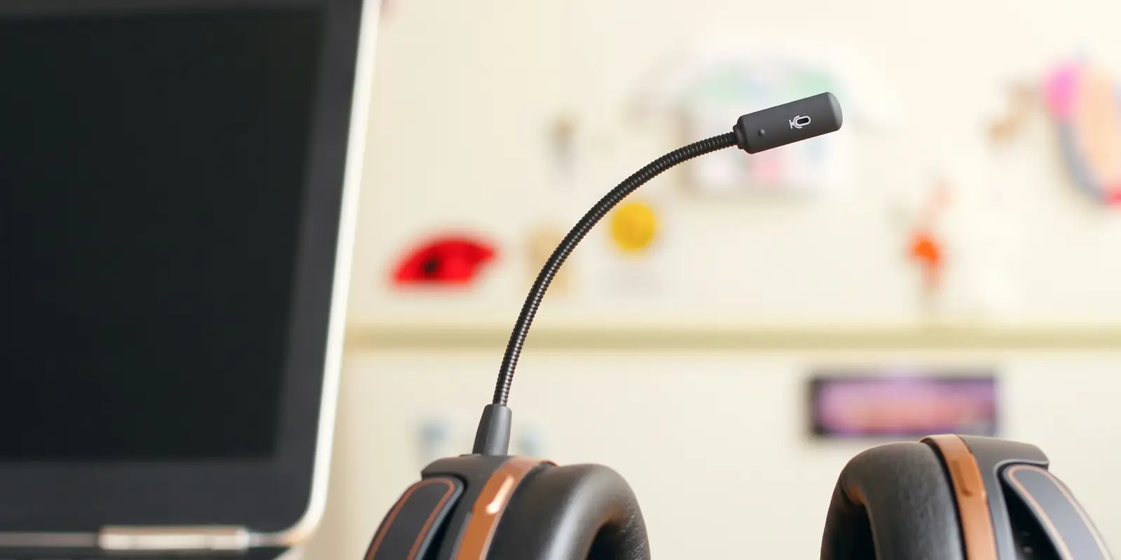 Sales headset next to a laptop for outbound calls, Saudi Arabia