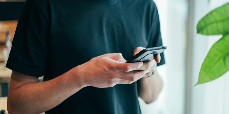 Man messaging a business on his smartphone